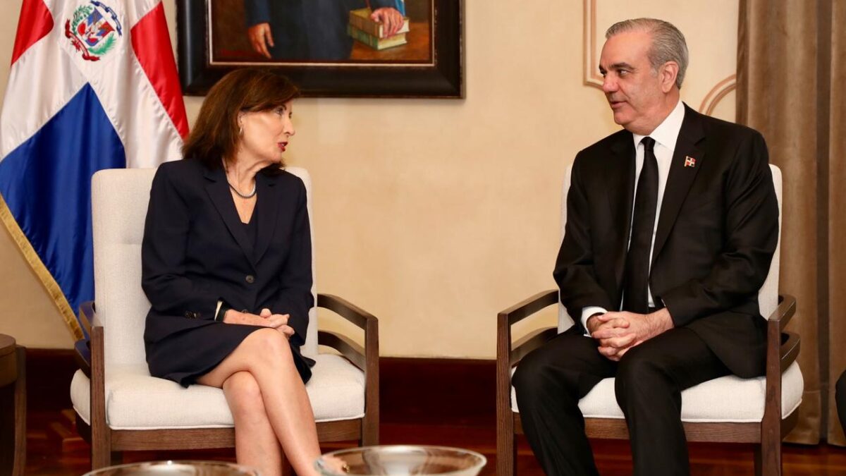 El presidente Luis Abinader junto a la gobernadora del estado de Nueva York, Kathy Hochul, en el Palacio Nacional