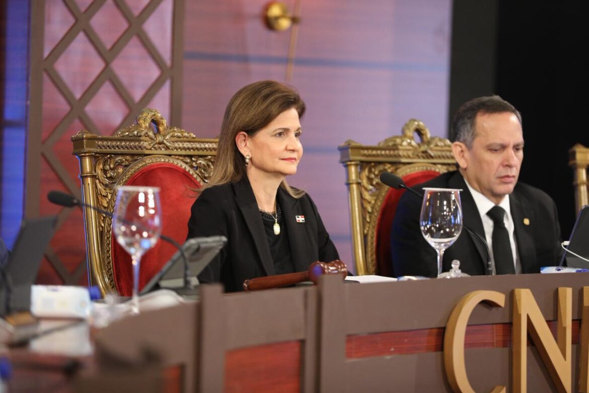 La vicepresidenta Raquel Peña, en representación del presidente Luis Abinader, continúa la reunión del CNM