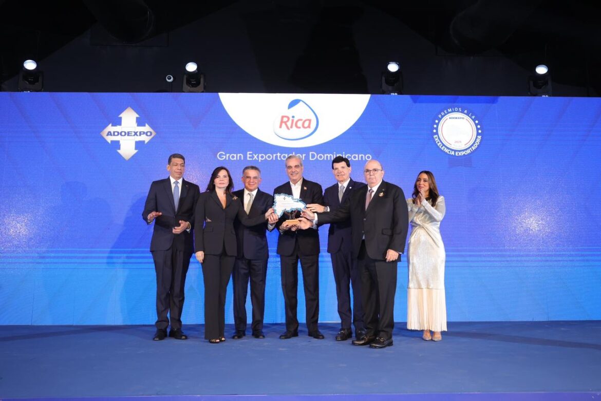El presidente Luis Abinader; el presidente de Adoexpo, Karel Castillo y la vicepresidenta ejecutiva, Roselyn Amaro Bergés entregan el máximo galardón como “Gran Exportador Dominicano” a Pasteurizadora Rica, el cual fue recibido por sus principales ejecutivos, los hermanos Pedro, Julio, Braulio y Carmen Brache Álvarez.