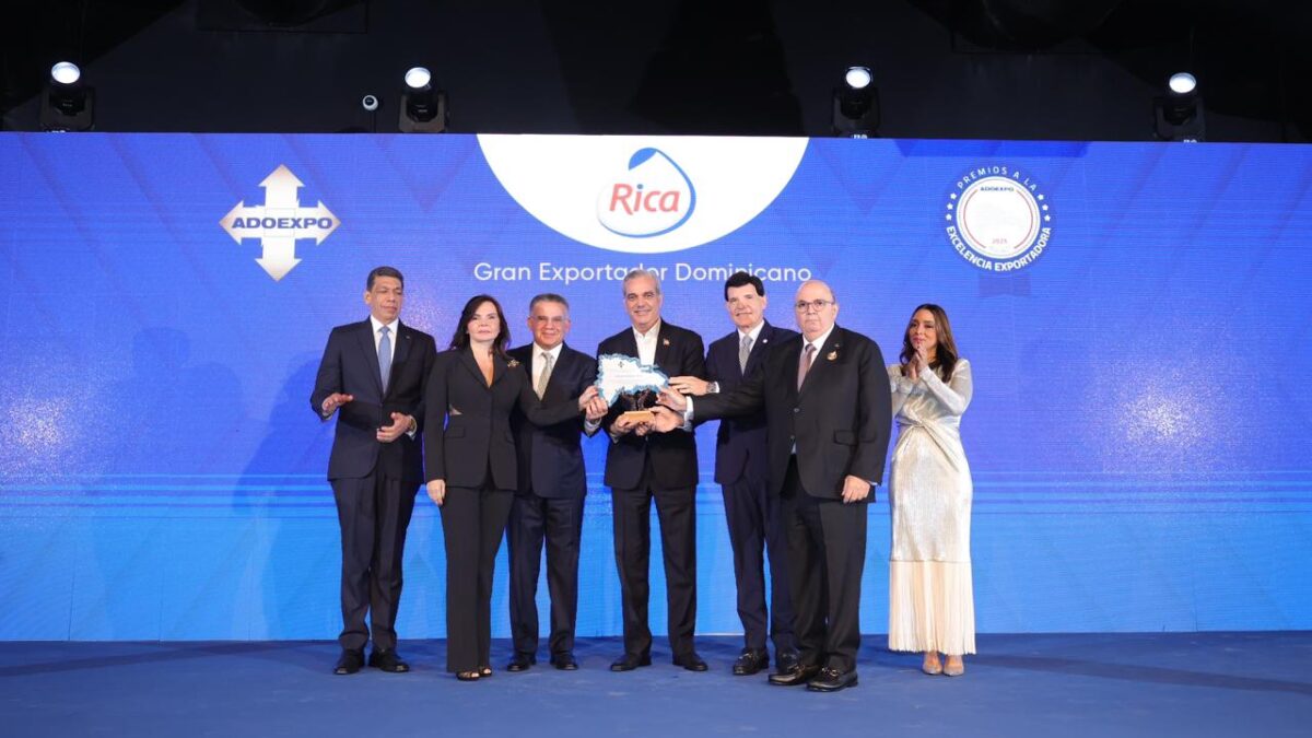 El presidente Luis Abinader; el presidente de Adoexpo, Karel Castillo y la vicepresidenta ejecutiva, Roselyn Amaro Bergés entregan el máximo galardón como “Gran Exportador Dominicano” a Pasteurizadora Rica, el cual fue recibido por sus principales ejecutivos, los hermanos Pedro, Julio, Braulio y Carmen Brache Álvarez.