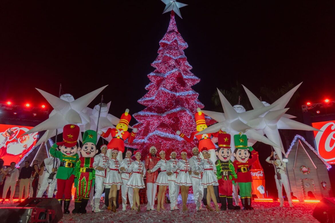 Árbol Navideño de Coca Cola en la Plaza España, en la Ciudad Colonia
