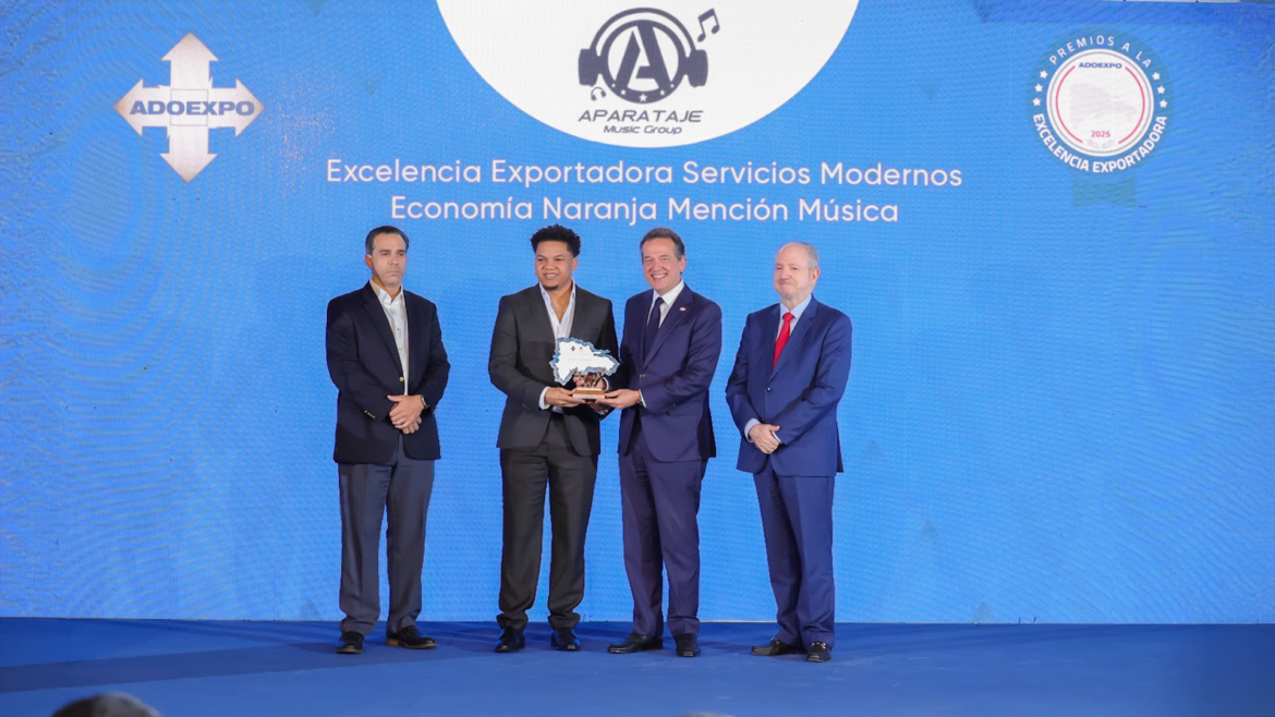 La distinción fue recibida por Jairo Bautista, CEO de @AparatajeDistribution, de manos del ministro de Industria, Comercio y Mipymes, Víctor “Ito” Bisonó
