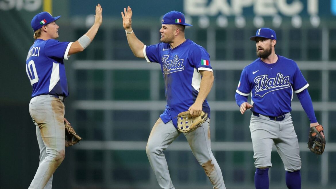 Sam Antonacci (#10), Jakob Marsee (#5) y Jon Berti (#1), de Italia, celebran la victoria 8-6 sobre Estados Unidos tras el partido del Clásico Mundial de Béisbol 2026